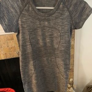 EUC Grey lululemon swiftly tech size 4